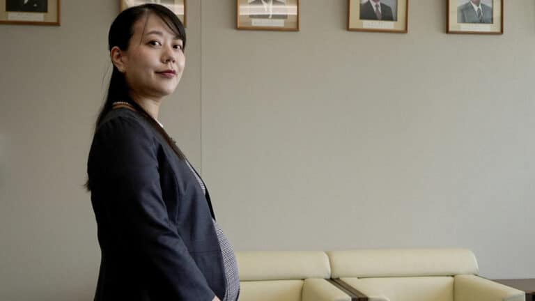 Yawata mayor becomes first in Japan to take maternity leave while in office