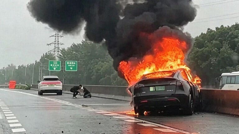 Глава Li Auto разыскал водителя, спасшего человека из горящей Tesla