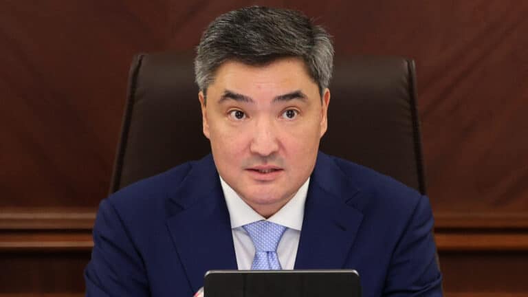 Бектенов пригрозил главе «Самрук-Энерго» за задержку ТЭЦ в Алматы