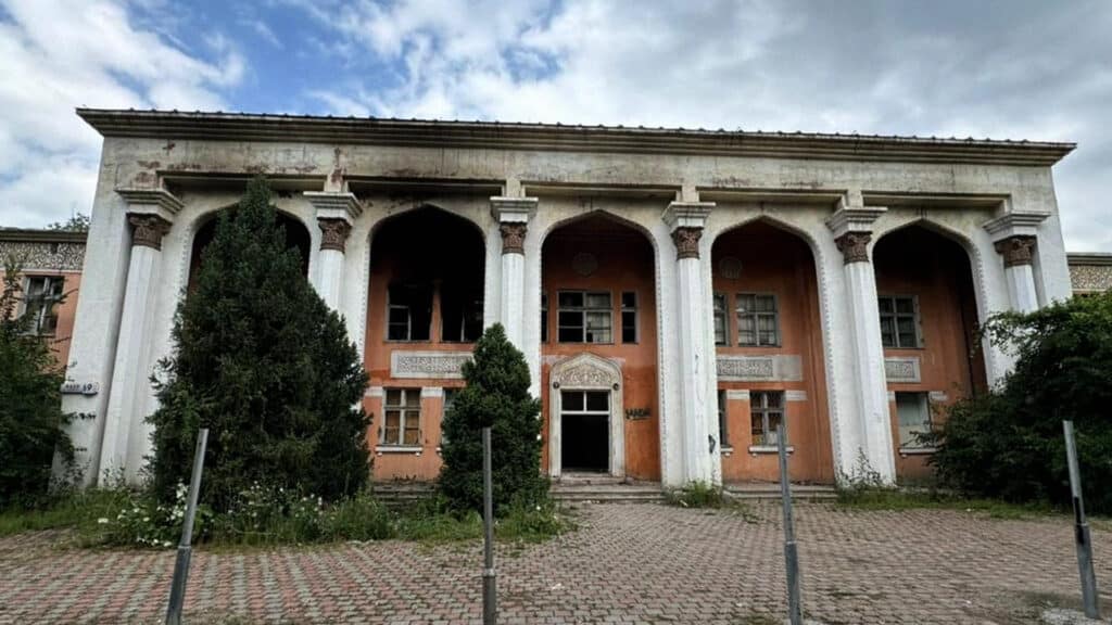 Земли и здание заброшенной больницы Алматы за 2 млрд теңге вернули государству