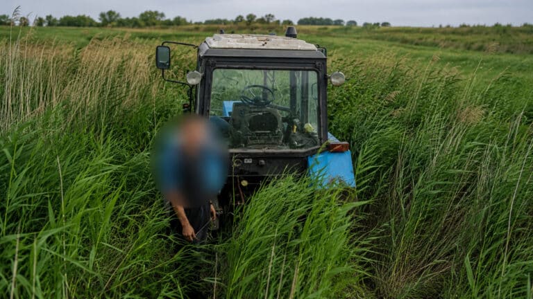 Житель ЗКО угнал трактор с поля, чтобы скрыться от полиции
