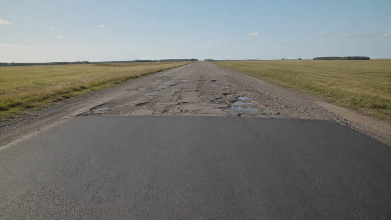 Водители пожаловались на разбитую дорогу на границе СКО