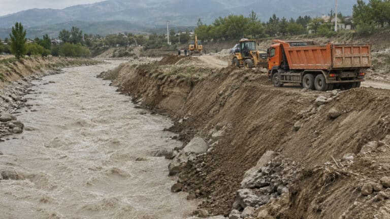 МЧС возвращает поток воды в русло реки Аксай в Алматинской области