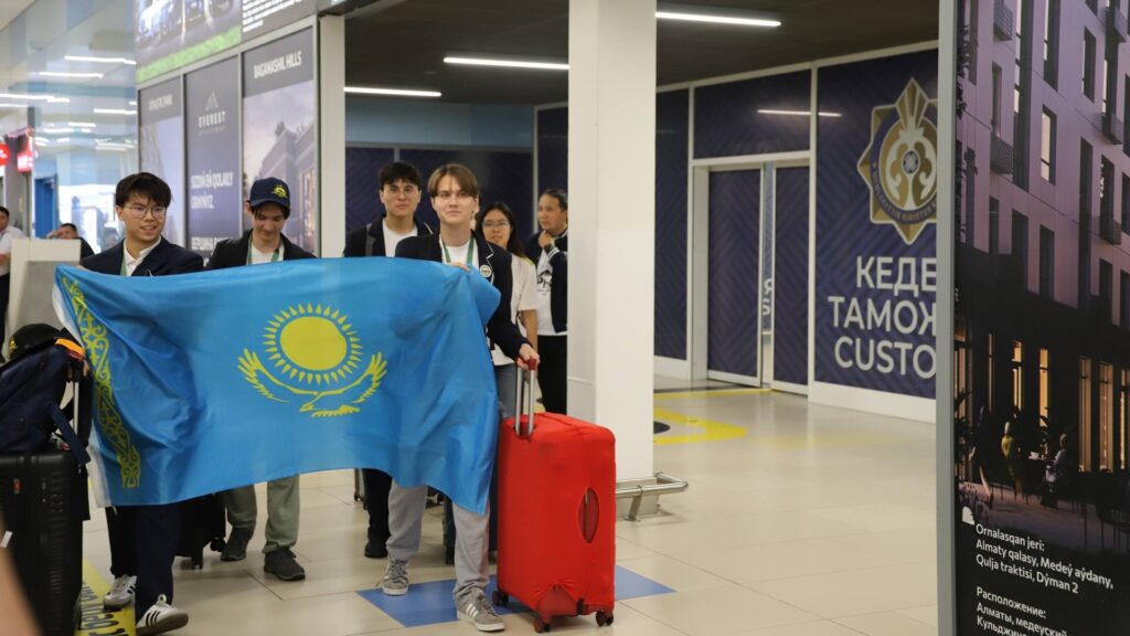 Физика олимпиадасының чемпиондарын оқу министрінің өзі күтіп алды