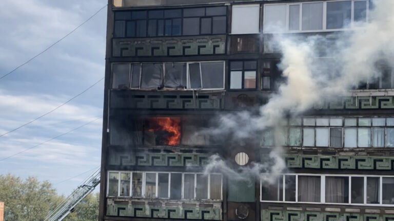20 человек эвакуировались при пожаре в многоэтажке Павлодара
