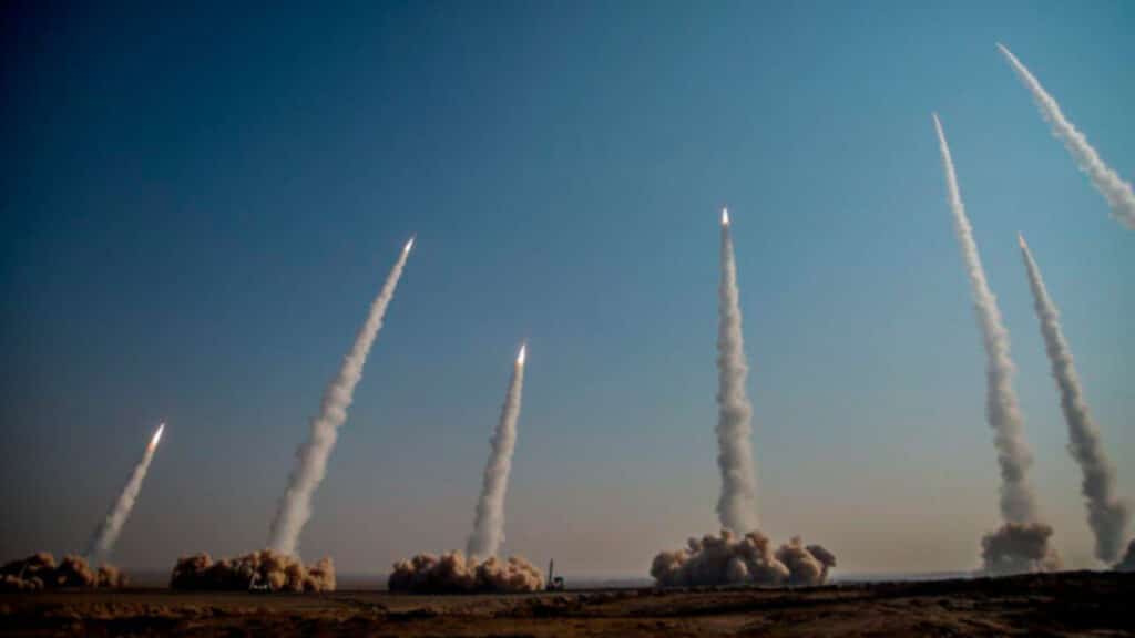 Иран Кувейт пен Иорданиядағы АҚШ базаларына соққы жасағанын мәлімдеді