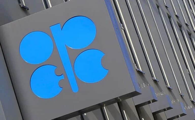 Страны ОПЕК+ скорректируют добычу нефти в августе