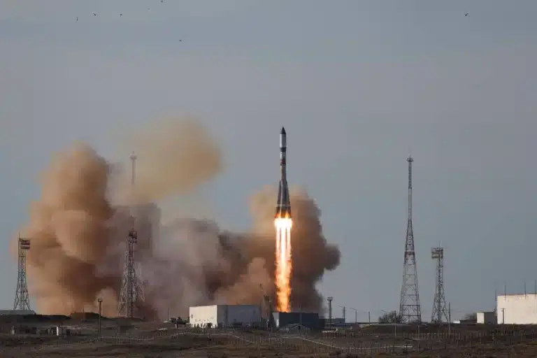 Ракета с экипажем новой экспедиции МКС стартовала с Байконура