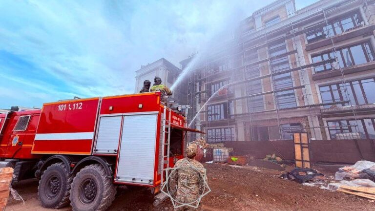 В Астане загорелась кровля строящегося здания
