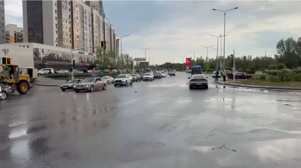 Сильный ливень обрушил на Астану треть месячной нормы осадков за сутки