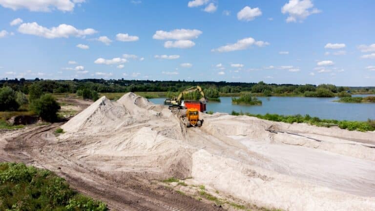 Экологиялық апат: Тобыл өзенінің түбін снарядпен жарып, құм қазғандар ұсталды