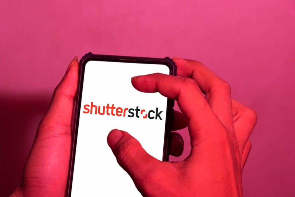 Казахстан ограничил доступ к Shutterstock за контент про эскорт