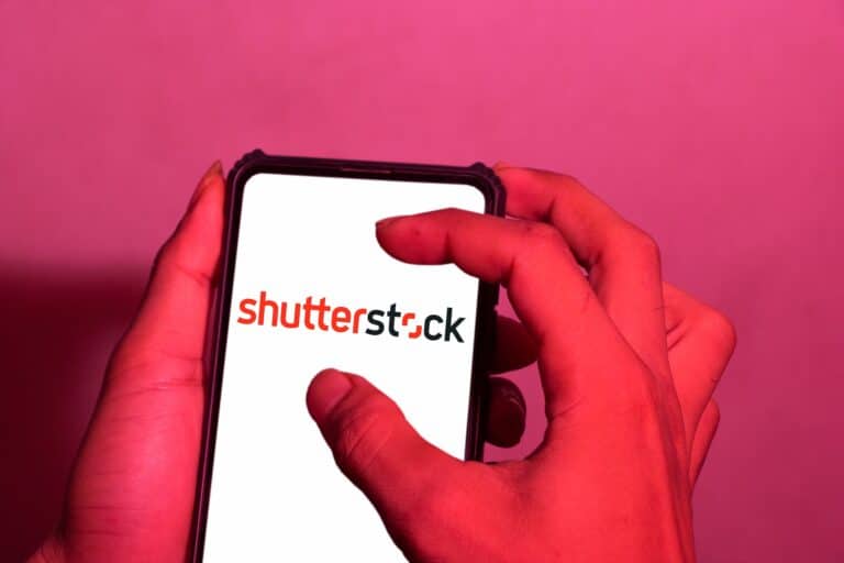 Казахстан ограничил доступ к Shutterstock за контент про эскорт