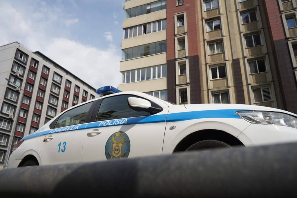 В Алматы расследуют шокирующее падение девушки с 10 этажа ЖК