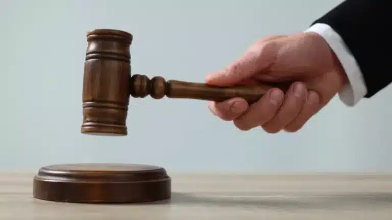 Атырауда бұрынғы жігітін сүйреп өлтірген полицей әйел жазадан босатылды