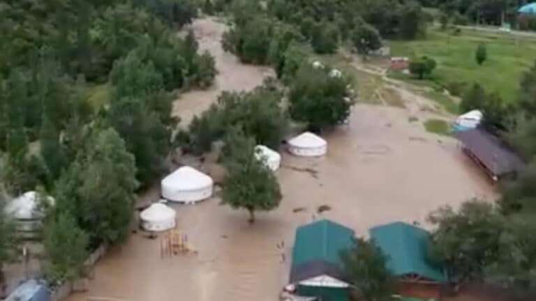 Сел салдарынан туристер 