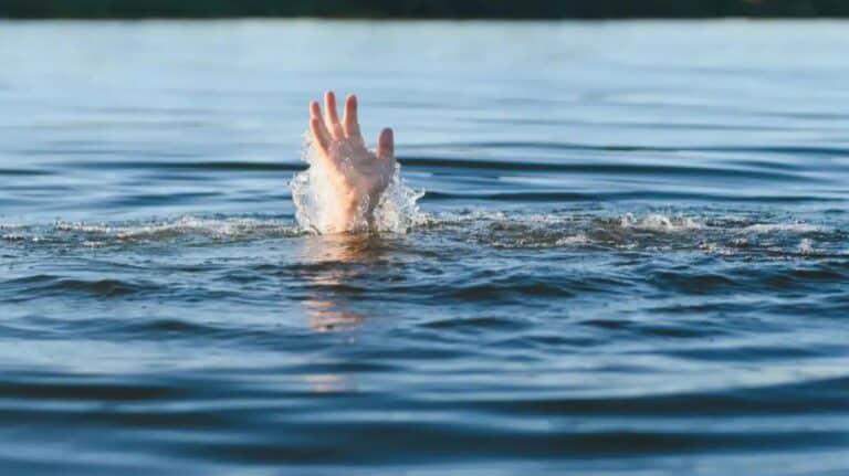 Пьяного мужчину спасли из воды в Семее