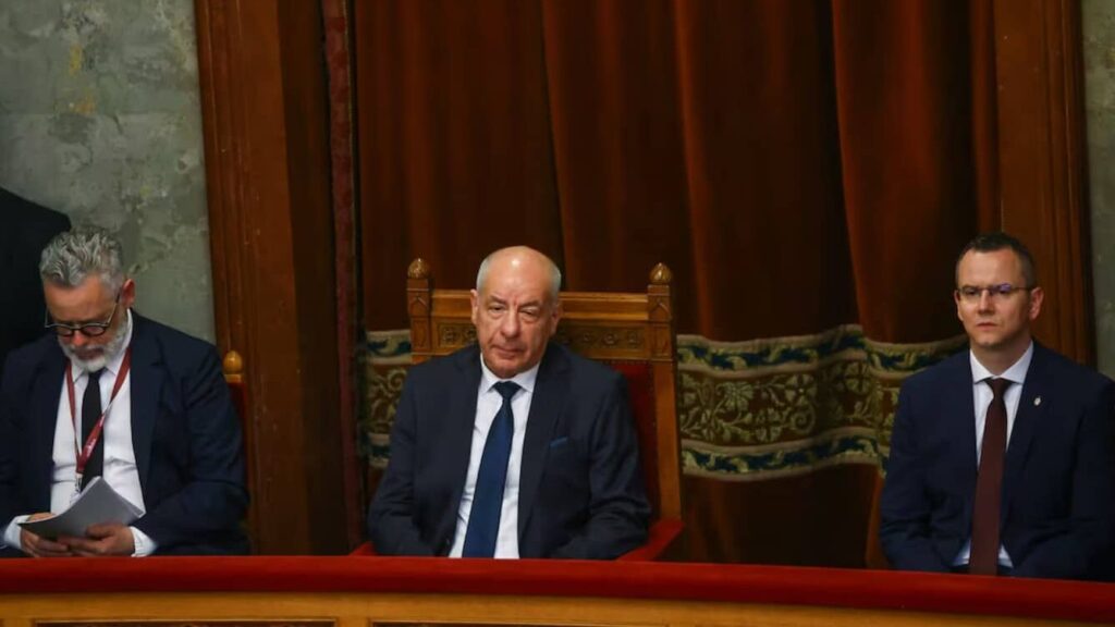 В Венгрии начали процедуру смещения президента после изменения Конституции