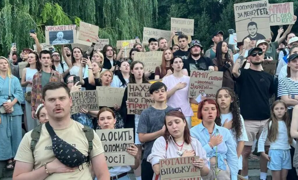 В Киеве второй день проходят массовые протесты после отставки министра обороны