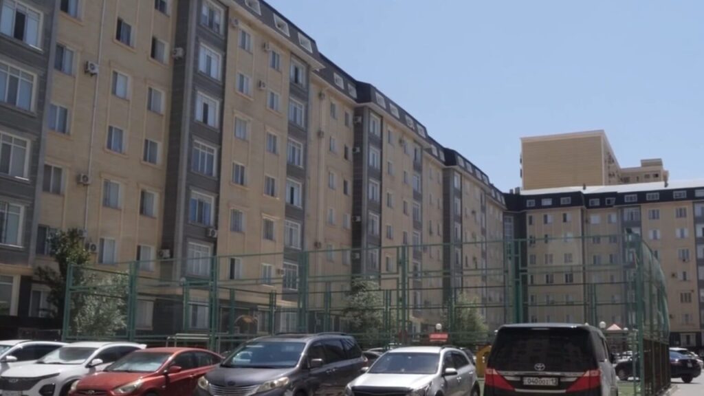 Жители ЖК в Актау в жару остаются без света, воды и лифтов
