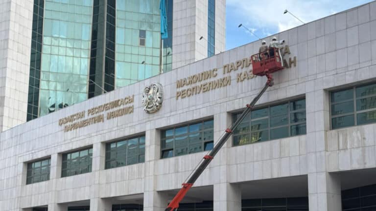 Парламент ғимаратындағы Мәжіліс  атауын алып тастап жатыр