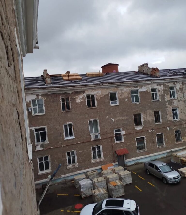 Астанада шатыр жөндеу кезінде пәтерлерді жаңбыр суы басты. Шығынды кім өтейді