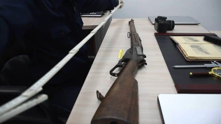 Атасынан қалған Winchester 1895 мылтығын полицияға тапсырды