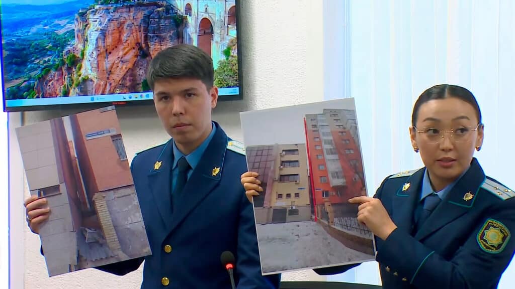 Гибель фельдшера в Астане: появились фотографии рухнувшего фасада после трагедии