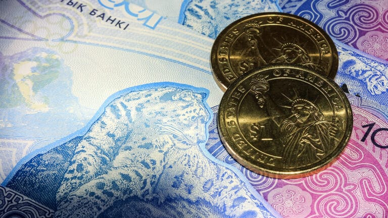 Как теңге заканчивает середину августа: доллар продолжает падать