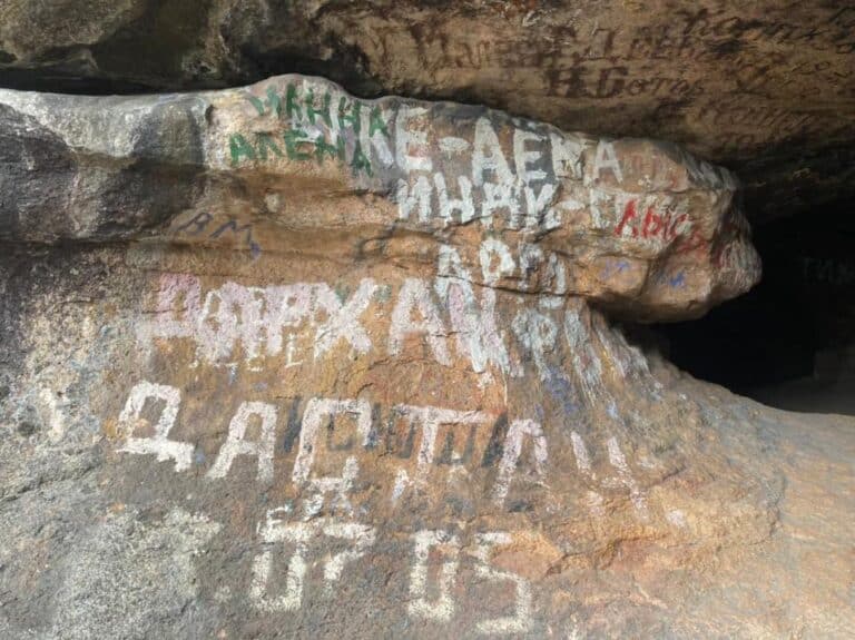 В Каркаралинском нацпарке скалы отмыли от надписей