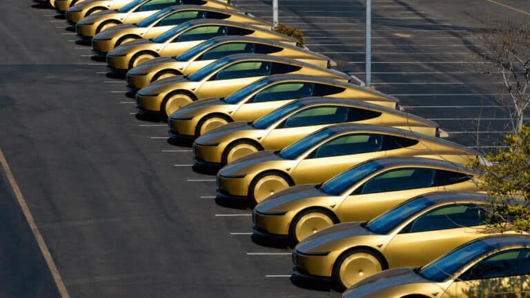 Tesla начнет продавать Cybercab без руля и педалей до конца 2026 года