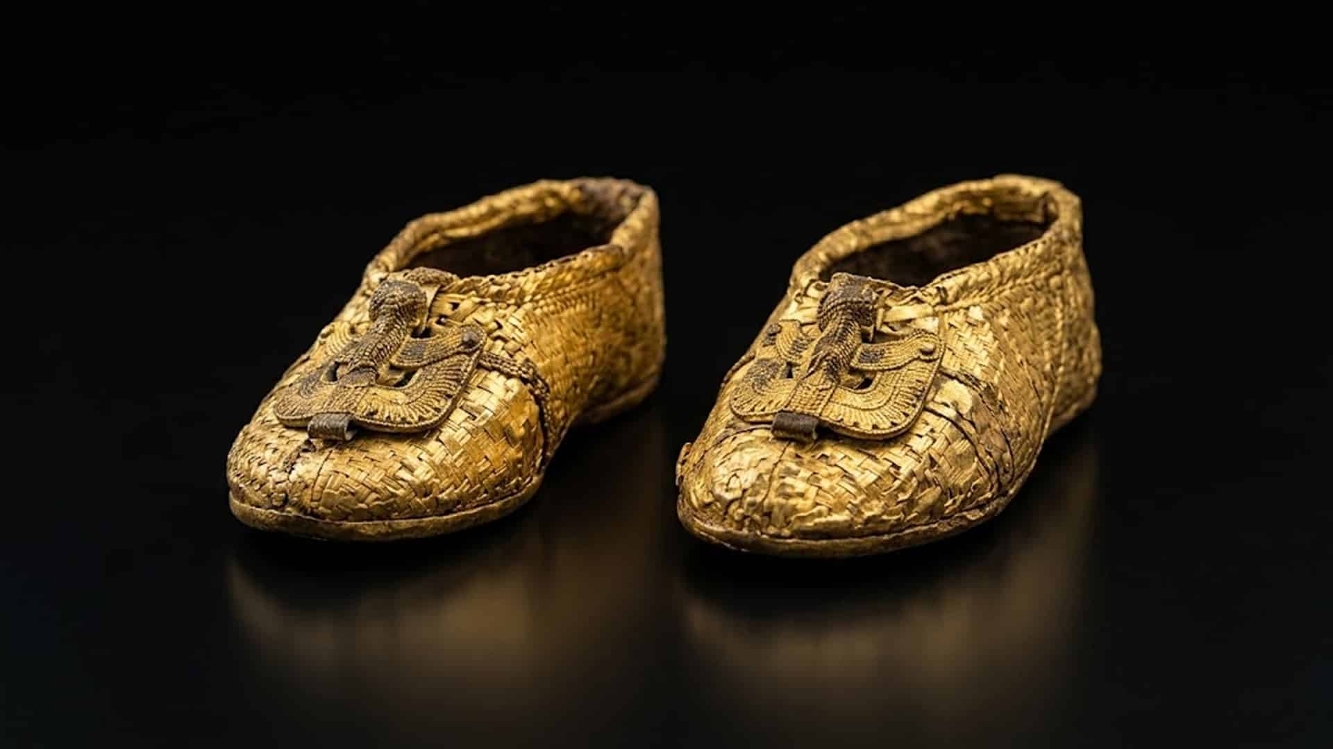 Золотые туфли возрастом 1500 лет нашли на берегу Каспийского моря