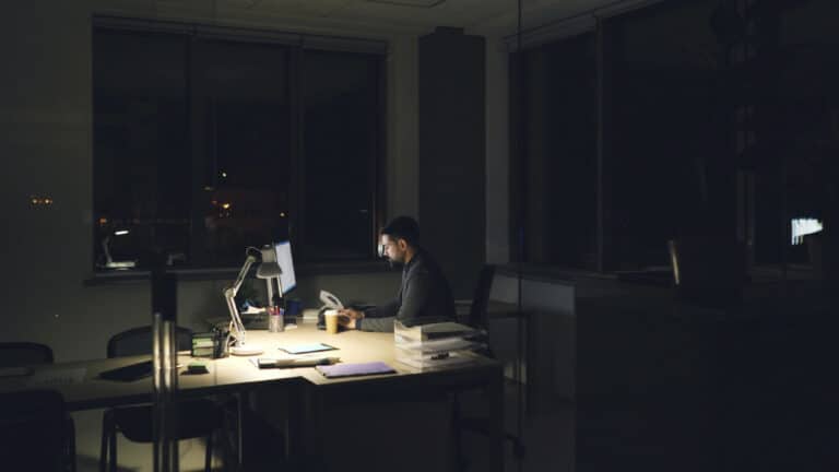 Работа в ночную смену может повышать риск постковида на 88% — исследование 