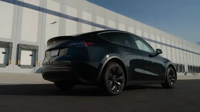 Tesla отзовет три миллиона электромобилей из-за дверных ручек