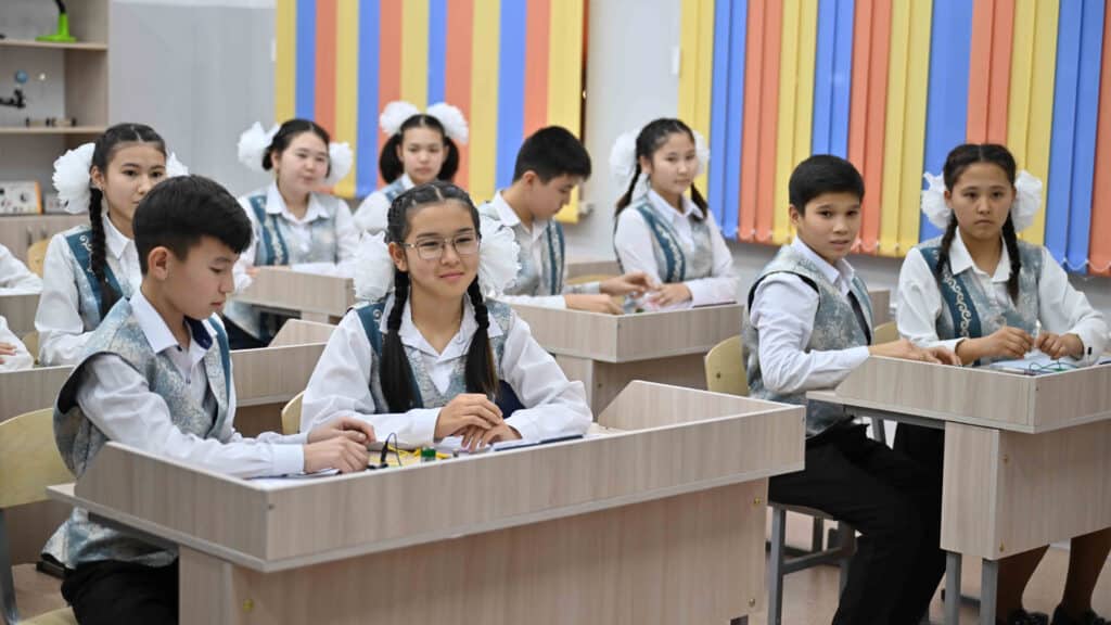 В школах Казахстана начнут оценивать поведение и вежливость учеников