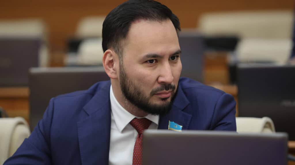 Запрет на кулуары в Курултае: депутат ответил на ограничения для СМИ