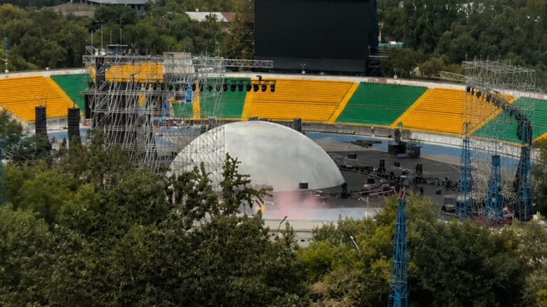 «Планета» Канье Уэста появилась на Центральном стадионе Алматы