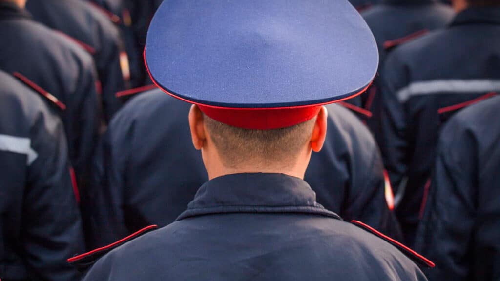 Сломавшим лицо полицейскому в Атырау изменили приговор