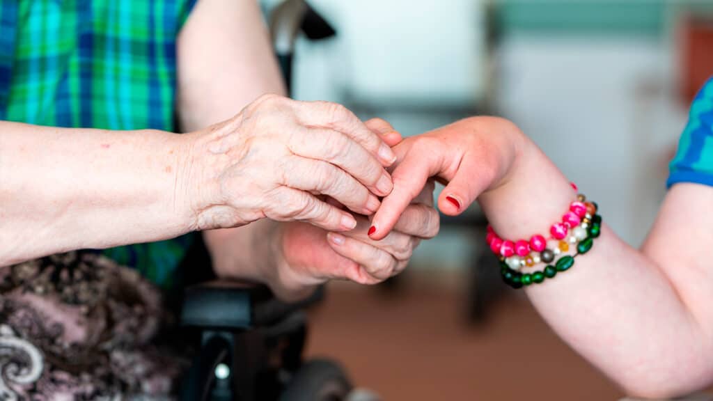 Пенсионерке в Караганде пообещали снять проклятие и оставили ее без 15 млн теңге