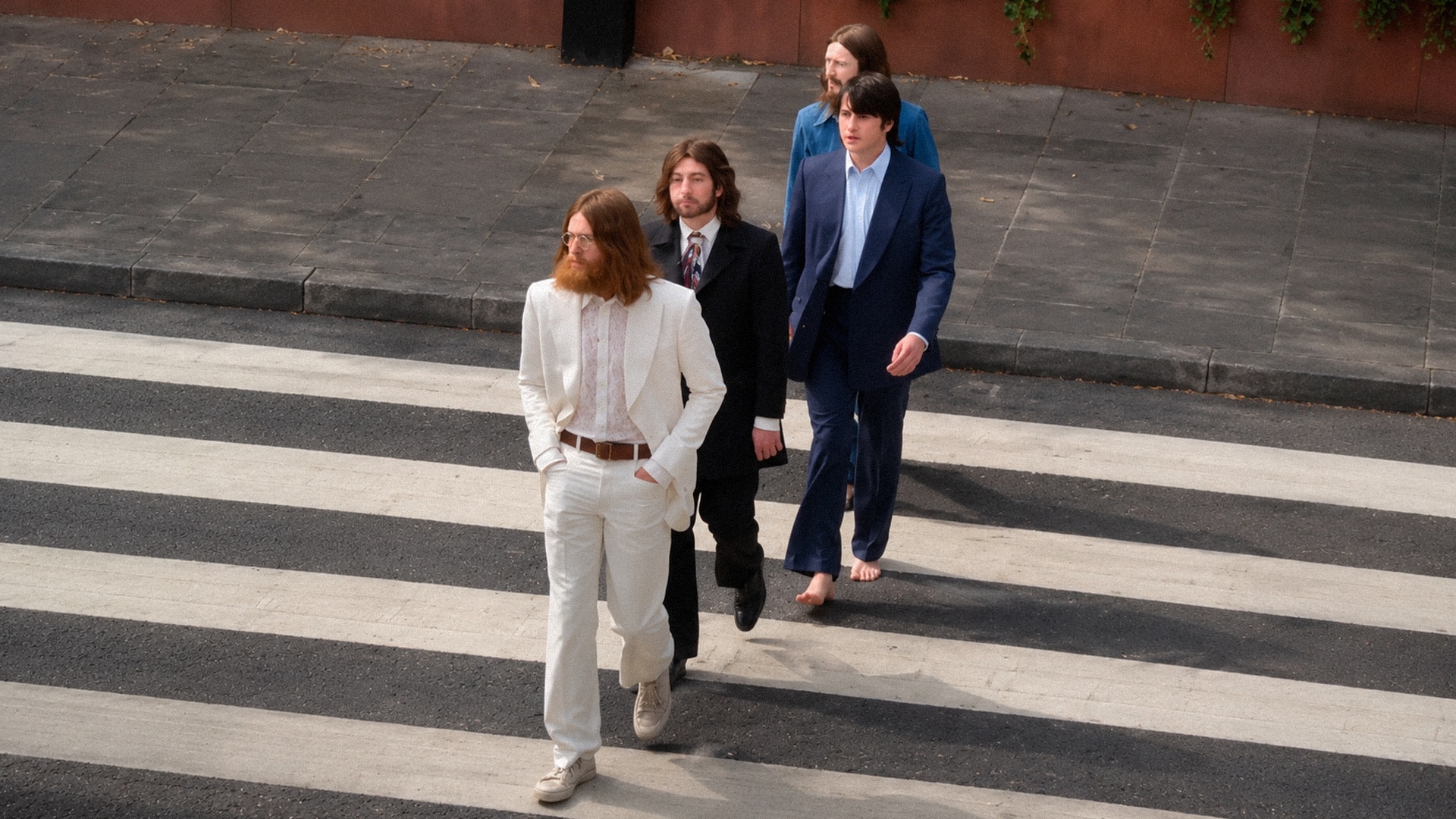 Создатели байопика про The Beatles повторили культовую обложку Abbey Road