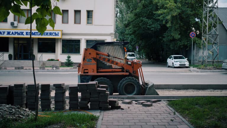 Алматинцы вынуждены ходить «в шахматном порядке» из-за ремонта на Тимирязева