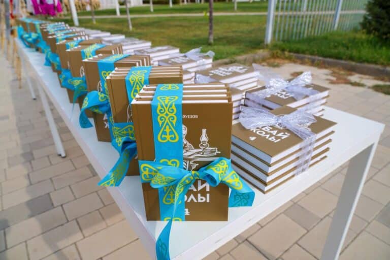 Түркістанда тұрғындарға «Абай жолы» роман-эпопеясы тарту етілді