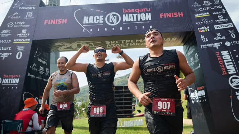 Грязь, стены и горные подъемы: 1800 участников вышли на Race Nation под Алматы