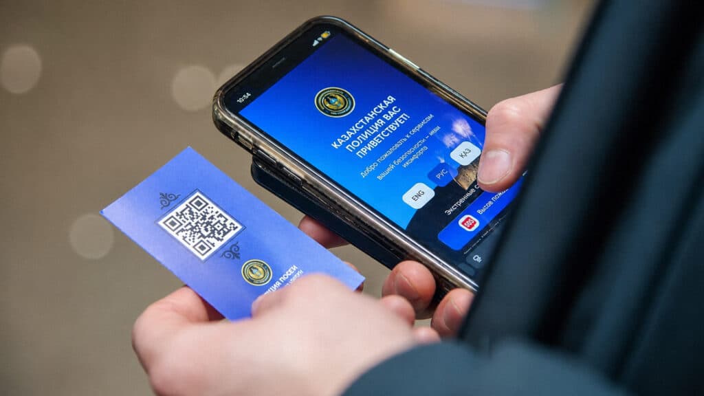 Иностранцев в Казахстане обеспечили сотнями тысяч карточек с QR-кодом