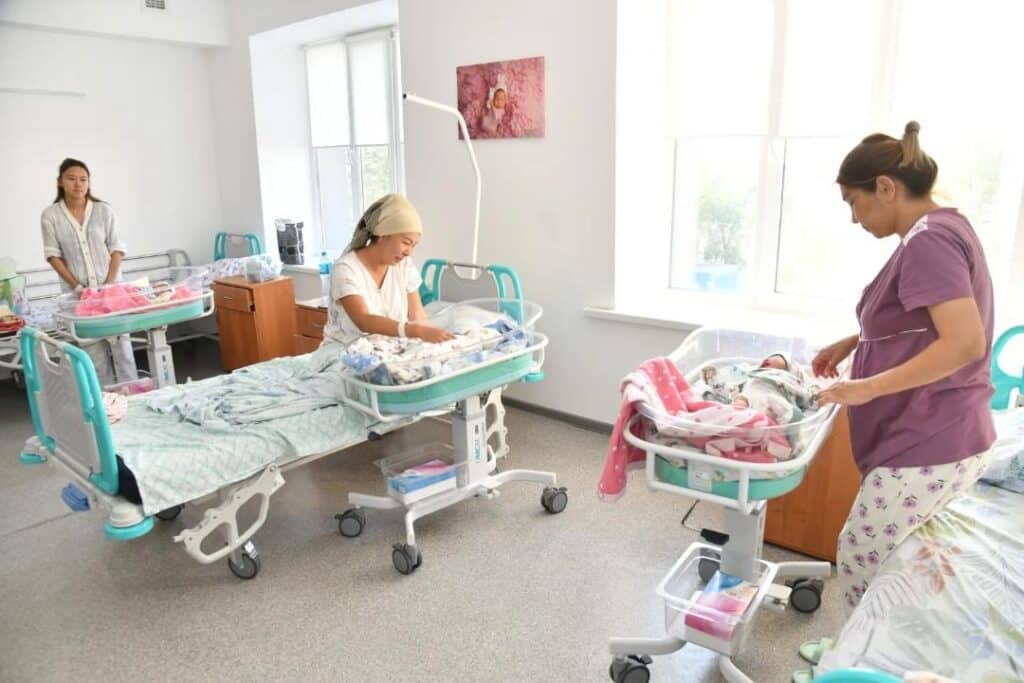 В Атырау урну для голосования принесли в родильное отделение и реанимацию