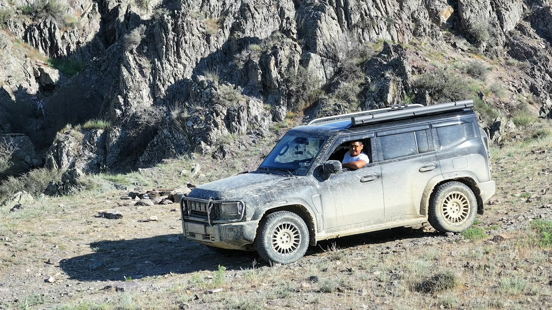 Казахстанский блогер Азамат Сарсенбаев на Jetour T2 / Фото: из личного архива