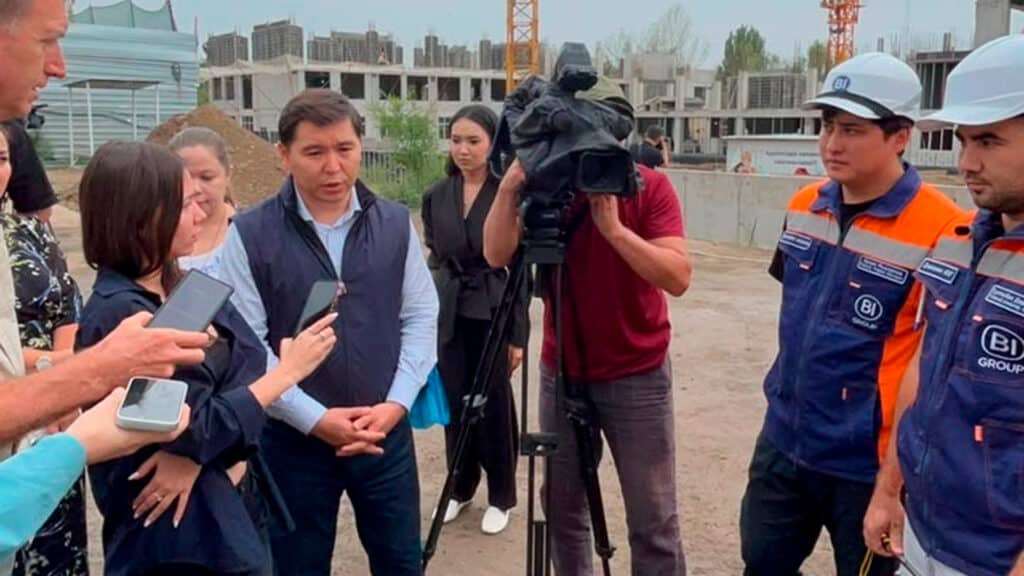 В Ауэзовском районе Алматы строят новую школу-гимназию на 1200 мест