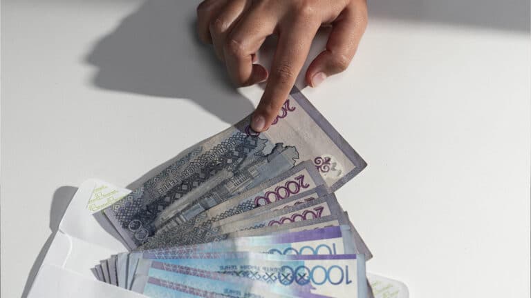 Не кредиты и не безработица: что казахстанцы считают главной причиной бедности