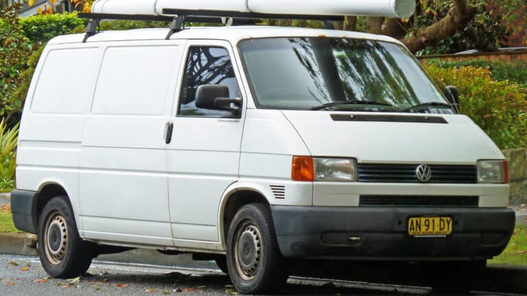 Volkswagen T4 едва не столкнулся с поездом возле Астаны