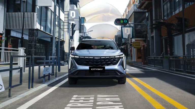 Geely Galaxy Cityray оценили на дороге и осмотрели на подъемнике